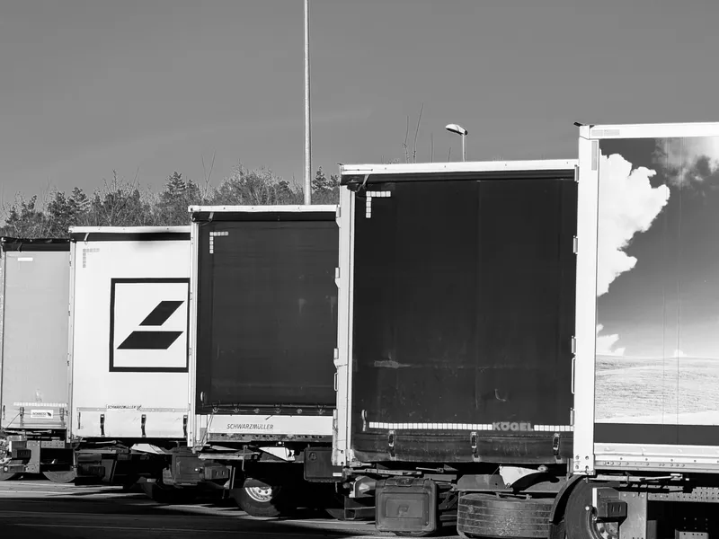 Wagenpark van A. Trouwborst Transport op het bedrijfsterrein