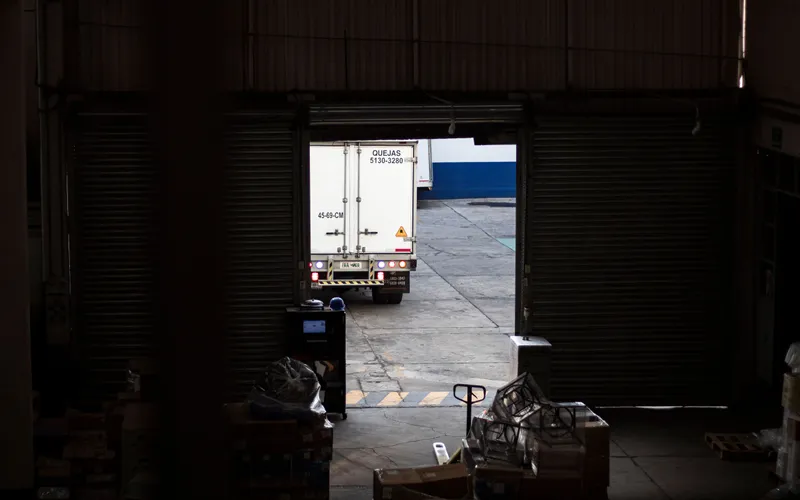 Vrachtwagen wordt beladen bij distributiecentrum