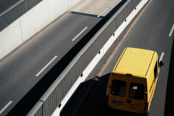 Bestelbus onderweg voor snelle regionale levering